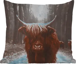 Подушка для улицы - Шотландский горный скот - Лес - Корова - Животные - Природа - 40x40 см - Устойчива к погодным условиям - Подушка для отдыха - Подушка - Интерьер - Обивка с изображением MuchoWow
