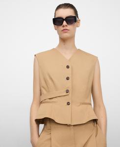 Жилет из органического хлопка, сшитый по фигуре.