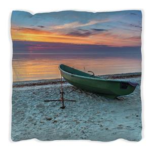 Подушка Wallario Premium, мягкая поверхность, с мотивом одинокой рыбацкой лодки с якорем на пляже, размер: 60 х 60 см, с белой спинкой