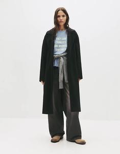 Длинное пальто с поясом Pull&Bear черного цвета