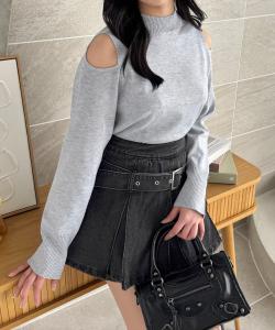 Вязаный топ с открытыми плечами и длинными рукавами