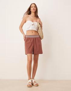 Коричневые шорты с контрастной талией и сборками от ASOS DESIGN
