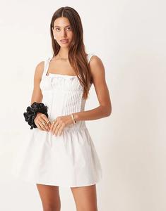 Гламурное мини-платье по фигуре белого цвета