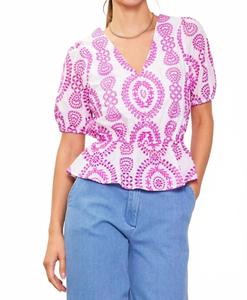 Вышитая блуза с коротким рукавом и баской в бело-розово-фиолетовой гамме SKIES ARE BLUE