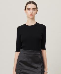 Стираемый базовый пуловер из трикотажа в рубчик высокой плотности.