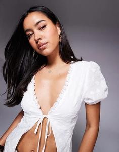 Белый топ от Princess Polly Sez с вышитой кружевной отделкой, рукавами-фонариками, завязками и разрезом спереди