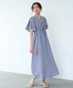 Платье с квадратными рукавами и отделкой в тон ткани.