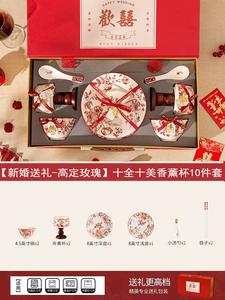 Ceramics Подарочный набор посуды Rose для новобрачных: красные миски, тарелки и палочки для еды в элитной свадебной коробке с ароматической чашкой Ten Perfections Ten Beauties