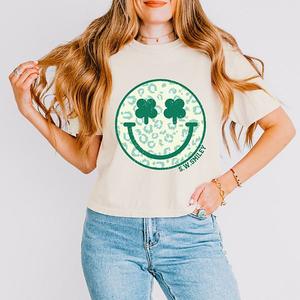 SWSmiley clover leopard smiley face - женский бокси кроп топ с принтом Simply Sage Market, Ivory