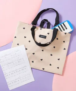 Расширяемая сумка для уроков с дизайном в виде сердца, в которую помещается мелодика. Детская одежда, весна/лето 2026 Devirock, цвет 001-Ivory