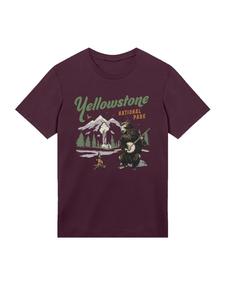 Футболка с изображением Йеллоустонского медведя, играющего на банджо, в бордовом цвете. F4NT4STIC