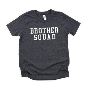 Футболка с короткими рукавами и рисунком Brother Squad для малышей The Juniper Shop, цвет Charcoal