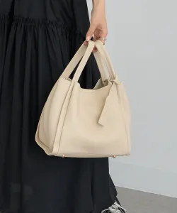 мини-сумочка из мягкой кожи с миниатюрным плечевым ремнем.