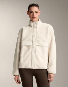 Легкая куртка-бомбер OYSHO из искусственной овчины цвета экрю