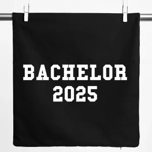 Наволочка Huuraa "Подарок на выпускной бакалавра 2025" 40x40 см, черный хлопок, подарок на выпускной бакалавра 2025 Hellweg Druckerei