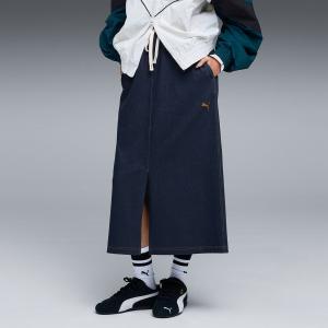 Женская юбка-карандаш, напоминающая джинсовую ткань.