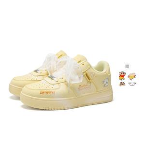 Низкие женские скейтерские кеды Crayon Shinchan, светло-желтый+random 2 pcs drip-molded charms