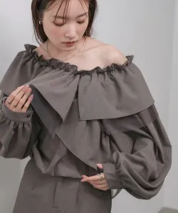 <Можно носить как комплект> Блузка с оборками, которые можно носить в трех направлениях