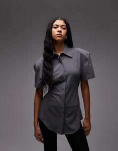 Рубашка с короткими рукавами и подплечниками ASOS DESIGN серого цвета