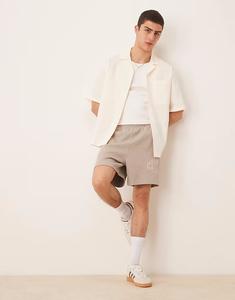 Трикотажные шорты с аппликацией-логотипом Calvin Klein Jeans бежевого цвета