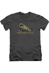 Футболка Batman Gotham Skyline с коротким рукавом и V-образным вырезом для взрослых из хлопка премиум-класса Gildan, цвет charcoal