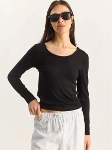 Bianco Lucci Лонгслив в черном цвете