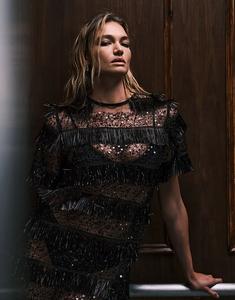 Платье-футболка мини Ghospell Tana с декором черного цвета