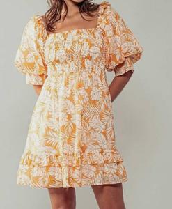 Тропическое платье с цветочным принтом в кремово-желтых тонах Urban Daizy