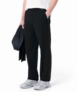 Водоотталкивающие, эластичные, свободные брюки прямого кроя из технической ткани.