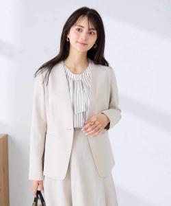 Куртка без воротника из эластичной ткани, похожей на лен, пригодна для стирки и защиты от УФ-излучения. Эластичная, как лен, ткань Avv, цвет Beige