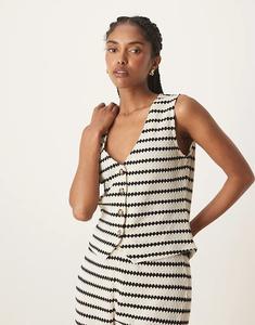 Жилет в фактурную полоску от Nobody's Child, монохромная комбинация