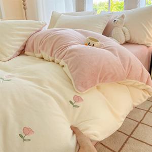 Yalu Комплект постельного белья 1,8 м, 4 предмета: пододеяльник 200x230 см, простыня, 2 наволочки, тюльпаны, молочно-белый порошок, антистатик, повышенная теплота