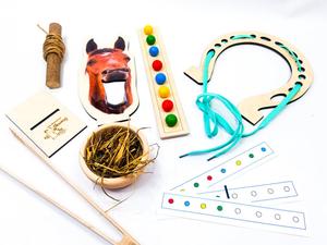 Кормление лошади, размножение, кормление лошади, разноцветные шарики, спагетти. Inna marka