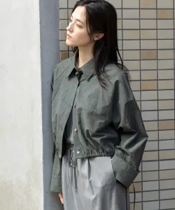 Укороченная рубашка из хлопка и льна, имитирующая пишущую машинку.