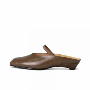 SHOEMAKER QUEEN Женские противоскользящие тапочки с закрытым носком коричневые, цвет Brown