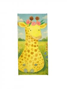 Mr. & Mrs. Panda Дизайн пляжного полотенца с жирафом и цветочным венком без слогана на песчаном фоне