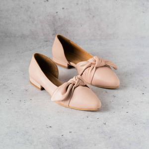 Женские гладкие кожаные балетки бледно-розового цвета Bueno