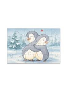 Mr. & Mrs. Panda Дизайн «Пингвины-головоломка, обнимающиеся» в белом цвете