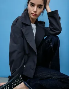 Короткий двубортный тренч темно-синего цвета Stradivarius