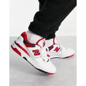 Белые кроссовки New Balance 550 с красными деталями