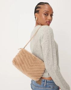 Сумка Accessorize из искусственного меха на цепочке бежевого цвета