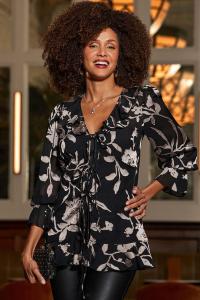 Удлиненная блузка с цветочным принтом и оборками спереди Sosandar, черный