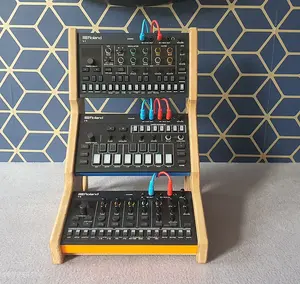 Roland Aira Compact S1 J6 T8 E4 - Тройная стойка из дубового шпона от Synths And Wood