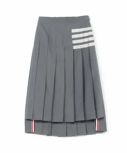 Плиссированная юбка миди из гладкой ткани с четырьмя перекладинами.