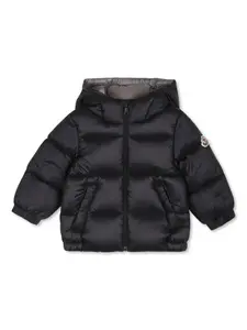 Пуховик с капюшоном Moncler Enfant, черный