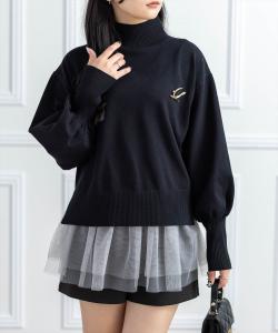 Комплект из вязаного топа с низким вырезом и тюлевой майки с брошью