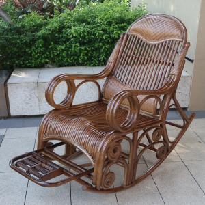 Плетеное кресло-качалка из натурального ротанга с выдвижной подножкой и массажером