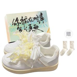 JimiXiong Женские скейтерские кеды лоу-топ золотые с цветочным декором и коробкой, цвет Gold (Floral Accessory)+Shoe Box