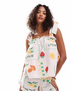 Комбинезон-топ с завязками на плечах в бледно-розовой оправе с фруктовым принтом