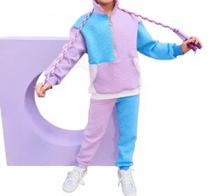 Детский стеганый пуловер с контрастными цветовыми блоками и узором «решетка» в лавандово-голубом цвете Bisby